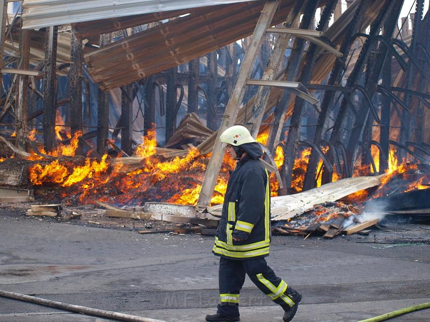 Grossbrand Holzlager Siegburg Industriestr P380.JPG